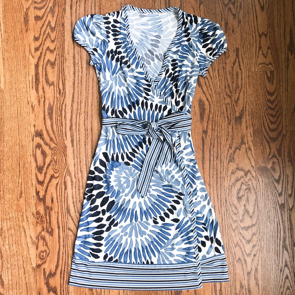 BCBGMaxAzria Stretch Blue/Black Printed Wrap Dress
